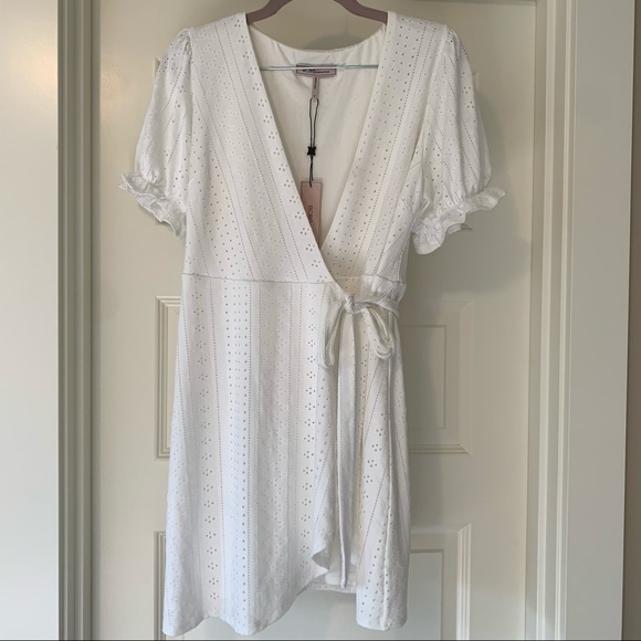 BCBGeneration
SURPLICE POINTELLE WRAP DRESS - Picture 3 of 6